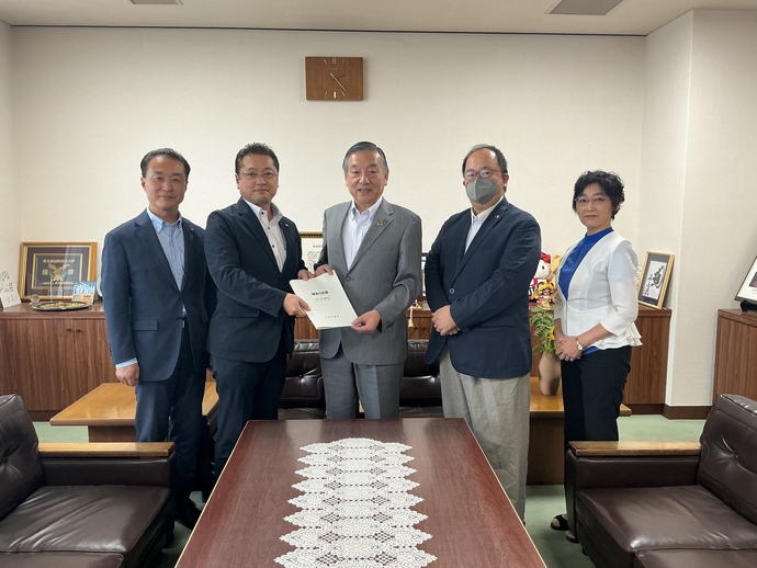 議会の評価を議長から市長へ手渡した際の様子