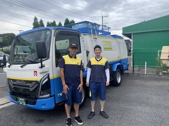 ごみ収集車と収集スタッフの写真