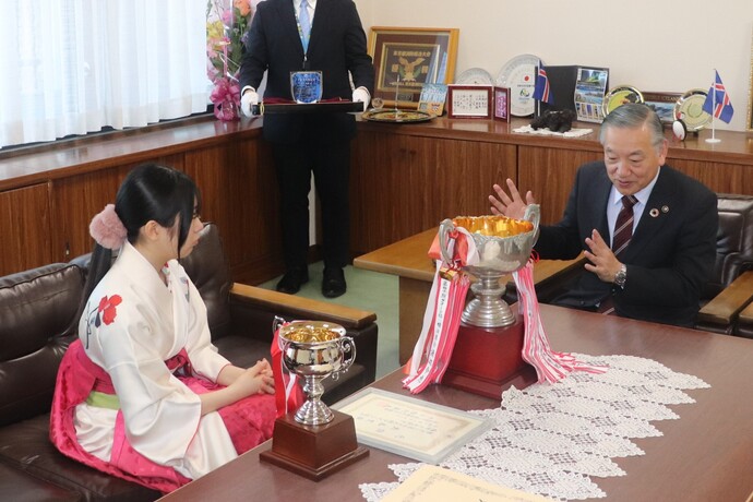 市長とお話しする矢島さん