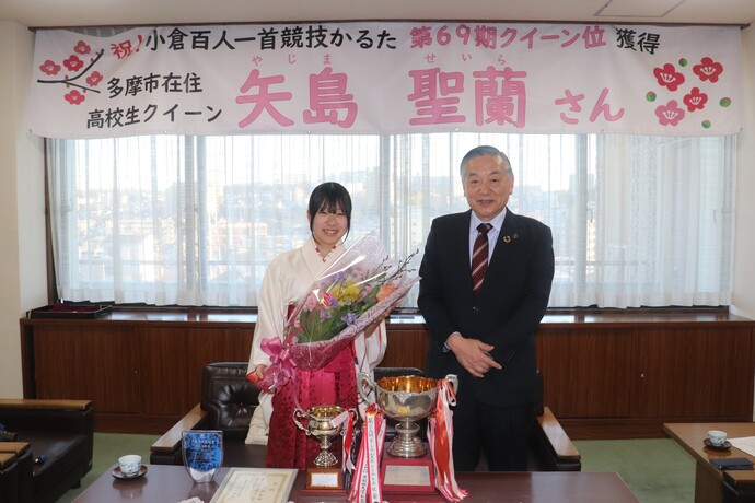 横断幕と市長とともに記念撮影する矢島さん