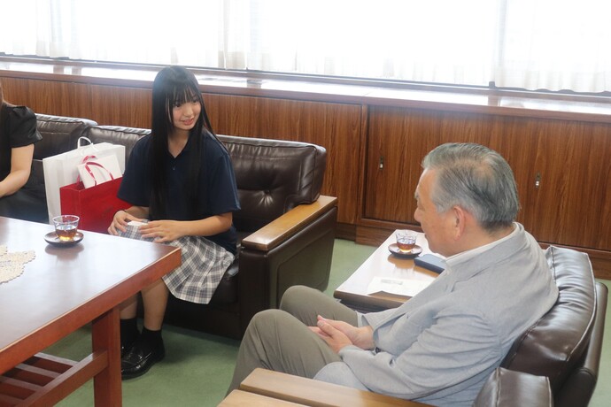 市長表敬訪問をする長谷川さん