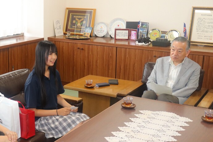 市長に表敬訪問する長谷川さん