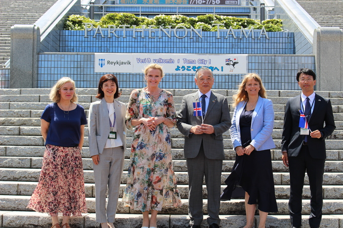 写真：パルテノン多摩大階段前での記念写真