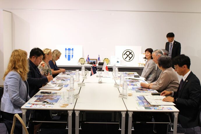 写真：会談している様子