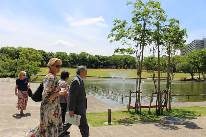写真：多摩中央公園を案内している様子