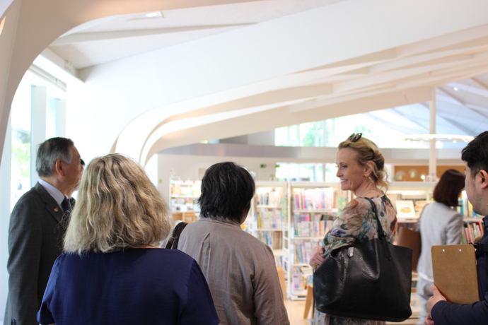 写真：多摩市立中央図書館を見学した様子