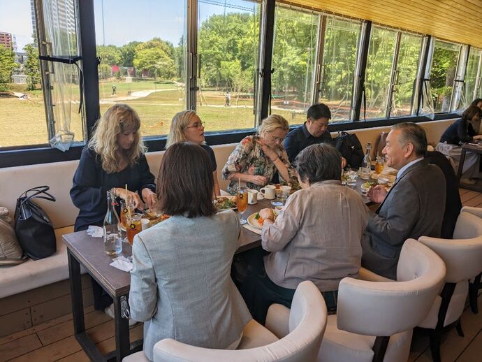 写真：多摩中央公園内のカフェでランチをする様子