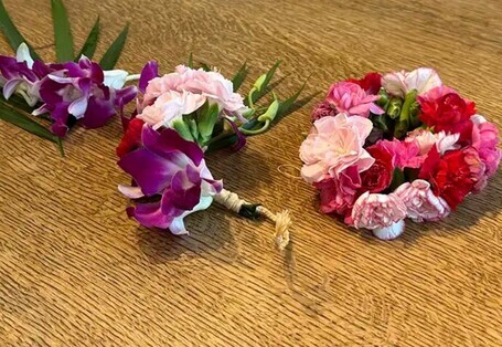 カーネーションなどの花で作った髪飾りの写真