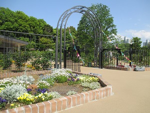 グリーンライブセンターのガーデン入口の写真