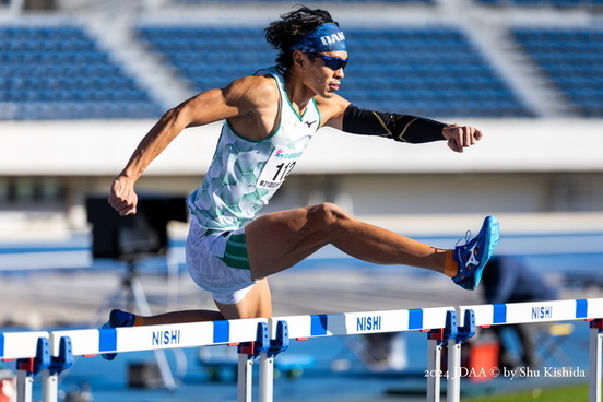 競技中（ハードル）の岡部選手
