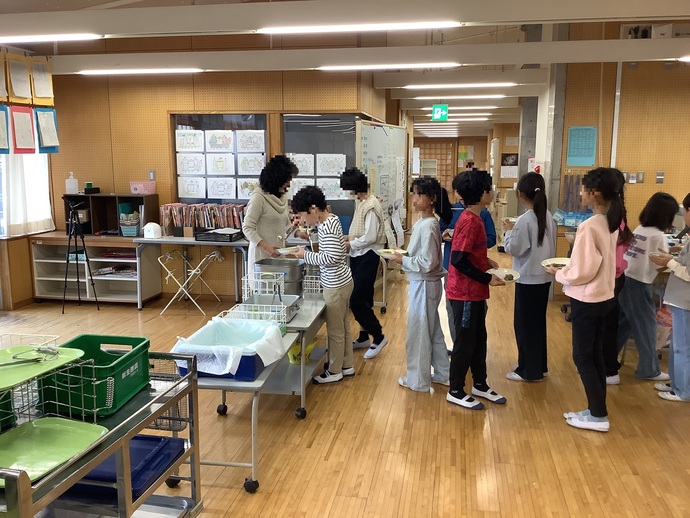 画像：学校で生徒たちが給食を配膳している様子(2)