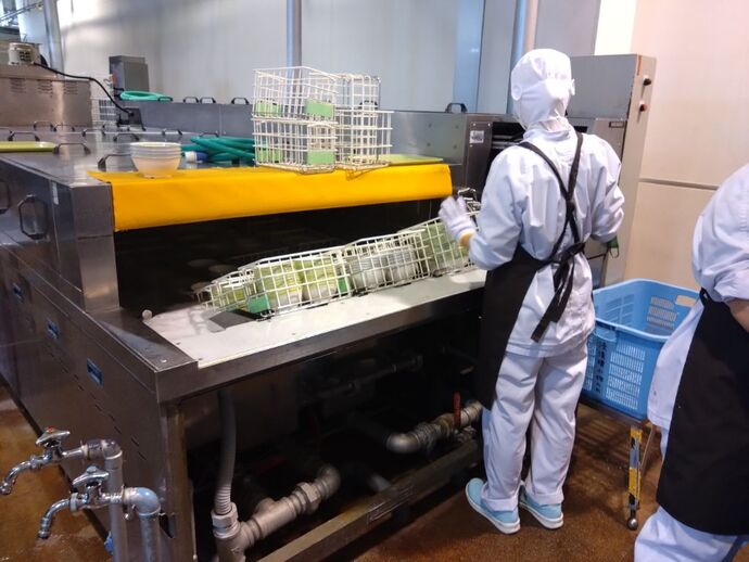 画像：学校給食センター永山調理所での食器洗浄機の様子(2)