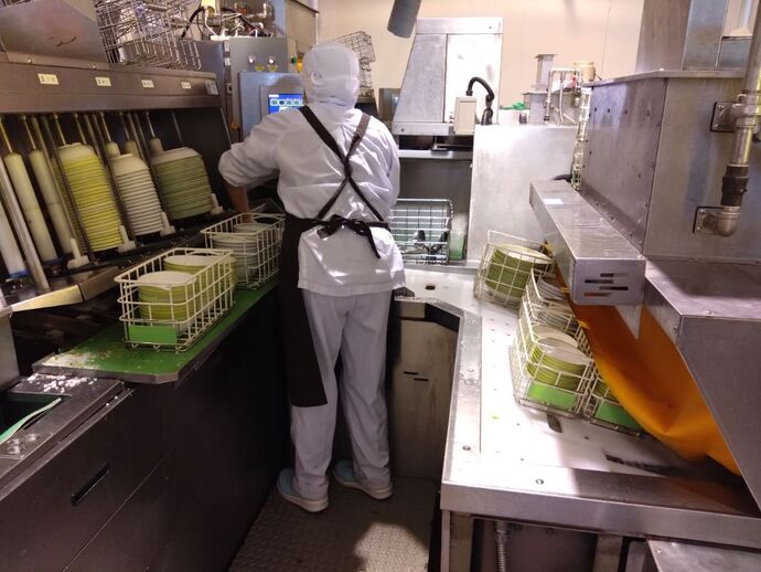 画像：学校給食センター永山調理所での食器洗浄機の様子(1)