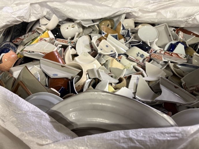 画像：割れた食器の画像