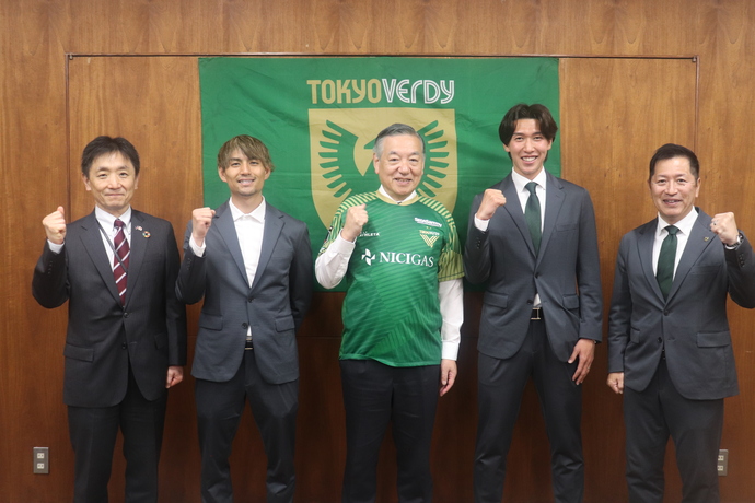 写真　左から須田副市長、宮原選手、阿部市長、林選手、栗田副社長