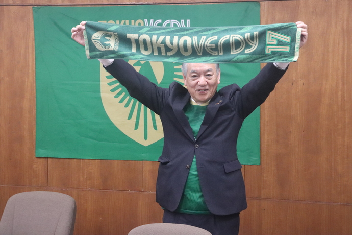 タオルマフラーを掲げる阿部市長