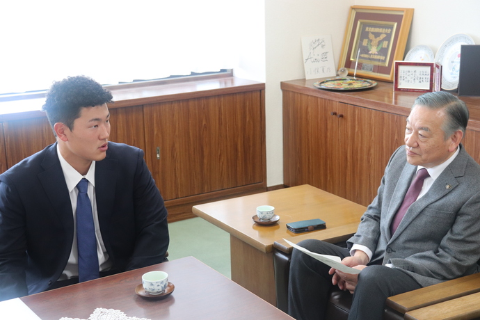 写真　左：金子選手　右：阿部市長