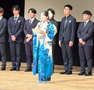 実行委員長が挨拶している様子