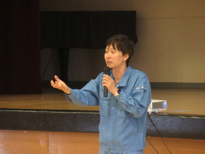 出前授業中の滝沢氏