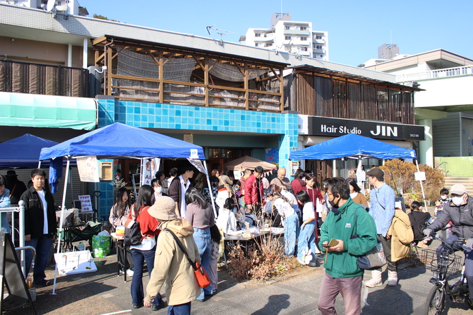 写真：風とキャラバンの前で行われていた「子どもマルシェ」の様子