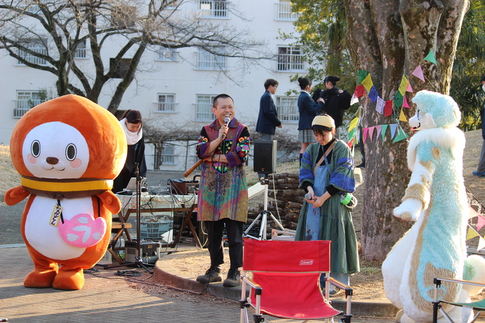写真：メインステージで進行中に永どんも出演している様子