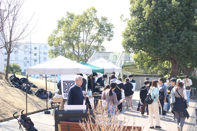写真：多摩大学付属聖ヶ丘高等学校の生徒がちゃんこ鍋を出店している様子