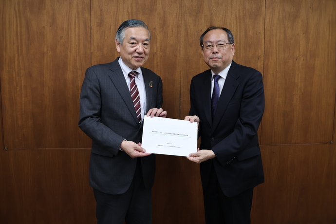 委員長から市長へ報告書が提出された